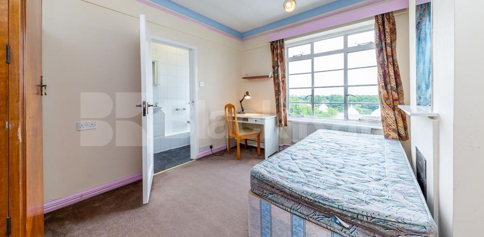 			LARGE 3 / 4 BED! , 4 Bedroom, 1 bath, 1 reception Flat			 Park Road, BAKER STREET
